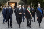 Bergamo - Il Presidente della Repubblica Sergio Mattarella con le autorità locali, in occasione della cerimonia di commemorazione dedicata alle vittime bargamasche del covid-19
