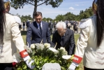 Il Presidente della Repubblica Sergio Mattarella e il Presidente della Repubblica di Slovenia Borut Pahor depongono una corona di fiori presso la lastra di ferro che copre l’ingresso della foiba di Basovizza
