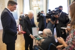 Il Presidente della Repubblica Sergio Mattarella  conferisce a Boris Pahor l’onorificenza di Cavaliere di Gran Croce dell’Ordine al Merito della Repubblica Italiana
