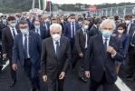 Il Presidente della Repubblica Sergio Mattarella percorre un breve tratto a piedi sul nuovo viadotto sul Polcevera