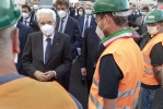 Il Presidente della Repubblica Sergio Mattarella in occasione della cerimonia di inaugurazione del nuovo viadotto sul Polcevera saluta una rappresentanza di operai