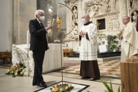 Il Presidente Sergio Mattarella procede all'accensione della Lampada per la pace 
