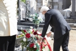 Il Presidente Sergio Mattarella al cimitero comunale di Sassari depone un cuscino di fiori sulla tomba del Presidente emerito della Repubblica, Sen. Prof. Francesco Cossiga, in occasione  del 10° anniversario della morte 
