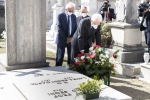 Il Presidente Sergio Mattarella al cimitero comunale di Sassari depone un cuscino di fiori sulla tomba del Presidente emerito della Repubblica, Antonio Segni
