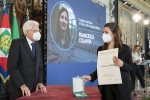 Il Presidente Sergio Mattarella conferisce "motu proprio" l'onorificenza di Ufficiale dell'Ordine al Merito della Repubblica Italiana a Francesca Colavita
