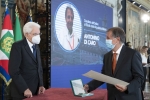 Il Presidente Sergio Mattarella conferisce "motu proprio" l'onorificenza di Ufficiale dell'Ordine al Merito della Repubblica Italiana a Antonino Di Caro
