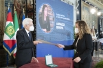 Il Presidente Sergio Mattarella conferisce "motu proprio" l'onorificenza di Ufficiale dell'Ordine al Merito della Repubblica Italiana a Annalisa Bergna
