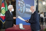 Il Presidente Sergio Mattarella conferisce "motu proprio" l'onorificenza di Ufficiale dell'Ordine al Merito della Repubblica Italiana a Renato Favero    
