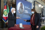 Il Presidente Sergio Mattarella conferisce "motu proprio" l'onorificenza di Ufficiale dell'Ordine al Merito della Repubblica Italiana a Daniela Lo Verde    
