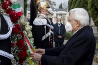 Il Presidente della Repubblica Sergio Mattarella al cimitero di Castegnato, depone una corona sulla stele dedicata alle vittime del COVID-19
