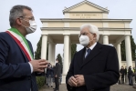 Il Presidente della Repubblica Sergio Mattarella al cimitero di Castegnato con il Sindaco Gianluca Cominassi 