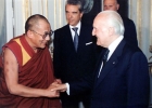 Il Presidente Sc&agrave;lfaro incontra il Dalai Lama al Quirinale. 16 giugno 1994
