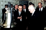Il Presidente Scàlfaro con i rappresentanti della Pontificia Fonderia di Campane di Agnone. 26 marzo 1999