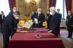 Roma - Il Presidente della Repubblica Sergio Mattarella e il Presidente del Consiglio Mario Draghi in occasione della cerimonia di giuramento del governo, oggi 13 febbraio 2021. 
