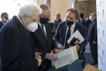 Il Presidente Sergio Mattarella riceve dal Prof. Andrea Riccardi, Presidente della Società Dante Alighieri, una edizione in facsimile della “Divina Commedia Parigi – Imola”