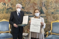 Il Presidente della Repubblica, Sergio Mattarella, con la scrittrice Edith Bruck alla quale ha conferito l'onorificenza di Cavaliere di Gran Croce dell'Ordine al Merito della Repubblica Italiana.