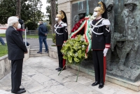 Il Presidente Sergio Mattarella in occasione della deposizione di una corona di fiori sul monumento dedicato alle vittime sul lavoro