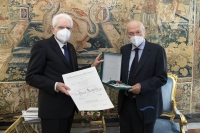 Il Presidente della Repubblica, Sergio Mattarella,con Piero Angela al quale ha conferito l'onorificenza di Cavaliere di Gran Croce dell'Ordine al Merito della Repubblica Italiana.  
