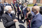 Il Presidente Sergio Mattarella saluta alcuni sindaci della provincia di Brescia al termine della visita al Centro vaccinale Fiera di Brescia