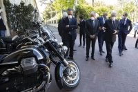 Il Presidente Sergio Mattarella durante la consegna delle moto Guzzi V85TT al reggimento Corazzieri,in occasione del 100° anniversario di Moto Guzzi
