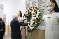 Il Presidente Sergio Mattarella alla caserma "Pietro Lungaro", depone una corona di fiori sulla lapide commemorativa delle vittime delle stragi di Capaci e di Via d’Amelio.
