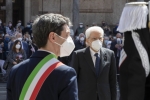Il Presidente della Repubblica Sergio Mattarella in Piazza del Duomo a Cremona in occasione dello scoprimento di una targa a ricordo delle vittime del Covid-19.
