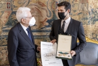 Il Presidente Sergio Mattarella consegna l'onorificenza di Grande Ufficiale dell'Ordine "Al merito della Repubblica Italiana" a Roberto Bolle