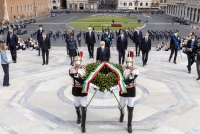 Mattarella depone una corona d’alloro all’Altare della Patria, in occasione della Festa Nazionale della Repubblica