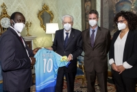 Il Presidente Sergio Mattarella riceve la maglia dell'Associazione "Liberi Nantes",  squadra di calcio composta da rifugiati e richiedenti asilo