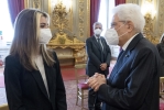 Il Presidente Sergio Mattarella saluta la figlia del maresciallo Marco Musichini, deceduto nel corso di una esercitazione