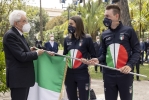 Il Presidente Sergio Mattarella procede alla consegna della Bandiera italiana agli Alfieri della squadra olimpica, Sig. Elia Viviani e Sig.ra Jessica Rossi