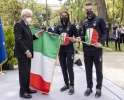Il Presidente Sergio Mattarella procede alla consegna della Bandiera italiana agli Alfieri della squadra olimpica, Sig. Elia Viviani e Sig.ra Jessica Rossi