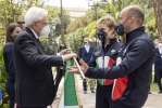 Il Presidente Sergio Mattarella procede alla consegna della Bandiera italiana agli Alfieri della squadra paralimpica, Beatrice Vio e Federico Morlacchi