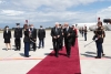 Il Presidente della Repubblica Sergio Mattarella al suo arrivo all'Aeroporto di Parigi - Orly accolto dal Ministro dell'Europa e degli Affari esteri, Jean-Yves Le Drian 