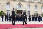 Il Presidente della Repubblica Sergio Mattarella arriva al Palais de l’Elysée, accolto da Emmanuel Macron,Presidente della Repubblica Francese
