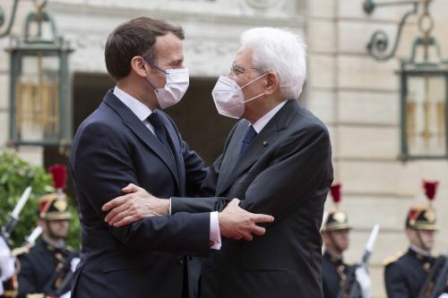 Il Presidente della Repubblica Sergio Mattarella arriva al Palais de l’Elysée,accolto da Emmanuel Macron,Presidente della Repubblica Francese