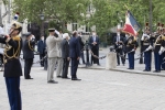 Il Presidente della Repubblica Sergio Mattarella all’Arc de Triomphe, durante la cerimonia di deposizione di una corona di fiori al Monumento del Milite 