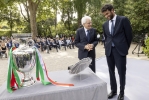 Il Presidente Sergio Mattarella osserva il trofeo vinto da Matteo Berrettini al torneo di Wimbledon