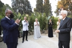 Il Presidente della Repubblica Sergio Mattarella con il Maestro Davide Livermore, regista dell’opera teatrale “Coefore Eumenidi”, saluta alcuni protagonisti