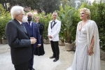 Il Presidente della Repubblica Sergio Mattarella saluta alcuni protagonisti dell’opera teatrale “Coefore Eumenidi”