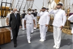 Alghero - Il Presidente della Repubblica Sergio Mattarella al termine della visita alla nave "Palinuro" della Marina Militare