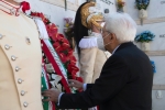 Il Presidente della Repubblica Sergio Mattarella, a Ventotene, depone una corona di fiori sulla tomba di Altiero Spinelli
