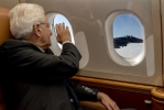 Il Presidente della Repubblica Sergio Mattarella poco prima dell'atterraggio all'aeroporto di Rivolto risponde al saluto degli EF2000