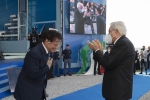 Il Presidente della Repubblica Sergio Mattarella saluta Massimo Ranieri, in occasione della cerimonia di inaugurazione dell’anno scolastico 2021/2022
