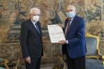 Il Presidente della Repubblica, Sergio Mattarella, consegna a Pippo Baudo l'onorificenza di Cavaliere di Gran Croce dell'Ordine al Merito della Repubblica Italiana