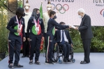 Gli atleti paralimpici consegnano in dono un album fotografico delle Olimpiadi Tokyo 2020 al Presidente Sergio Mattarella
