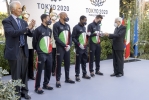 Gli atleti olimpici consegnano in dono il testimone della staffetta al Presidente Sergio Mattarella