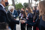 Il Presidente della Repubblica Sergio Mattarella consegna agli atleti una medaglia ricordo
