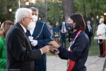 Il Presidente della Repubblica Sergio Mattarella consegna agli atleti una medaglia ricordo
