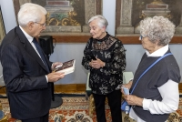 Il Presidente della Repubblica Sergio Mattarella con le signore Tatiana e Andra Bucci, sopravvissute ad Auschwitz.